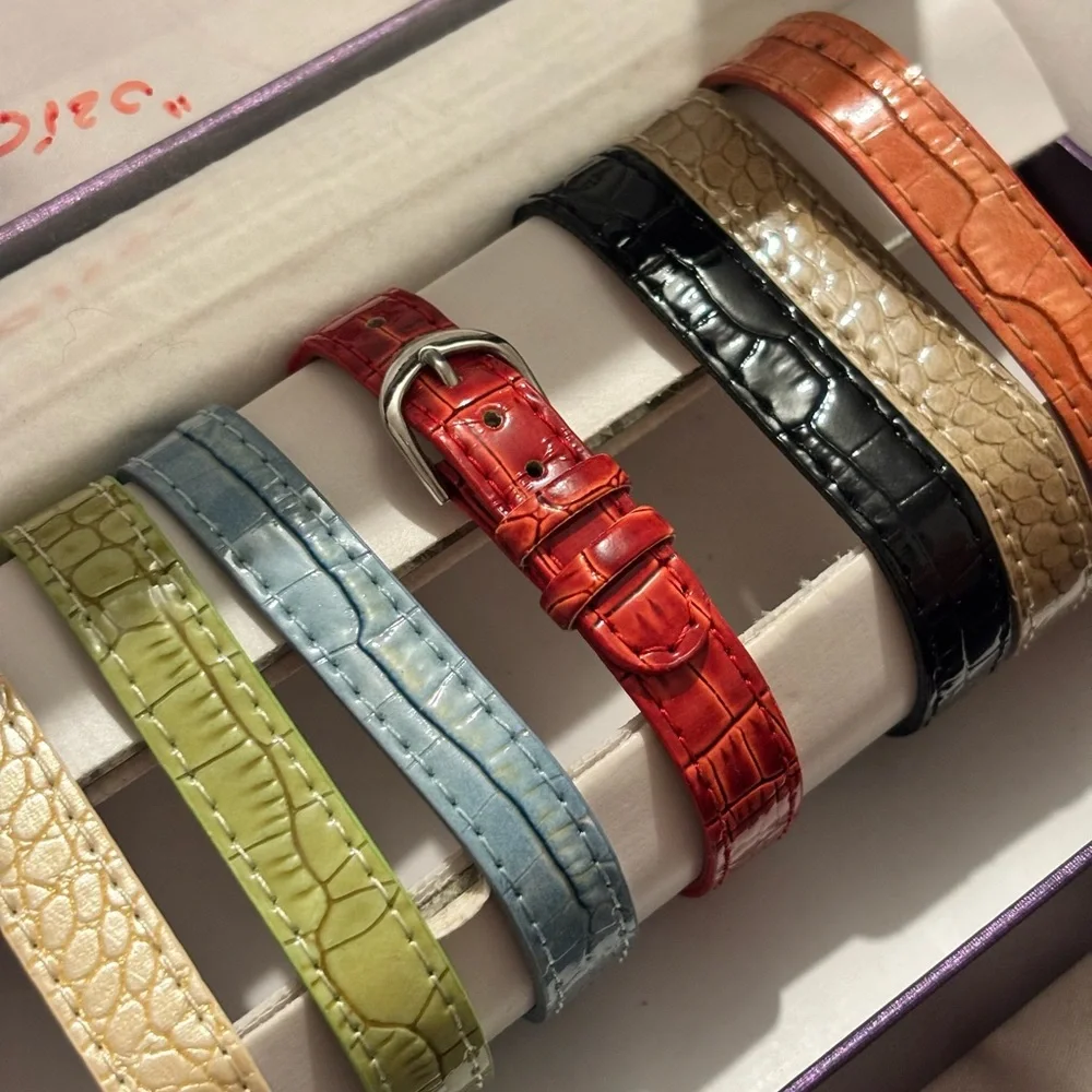 Interchangeable Croc-Textured Watch with 7 different straps